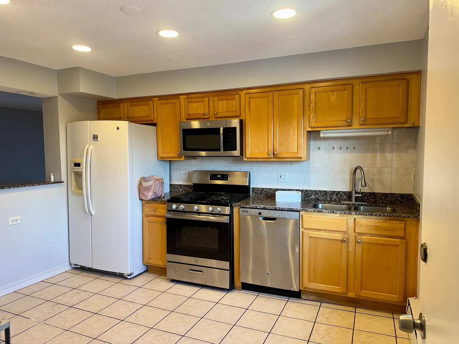 2 bed, 1000 sqft, $1,700 — Photo 3
