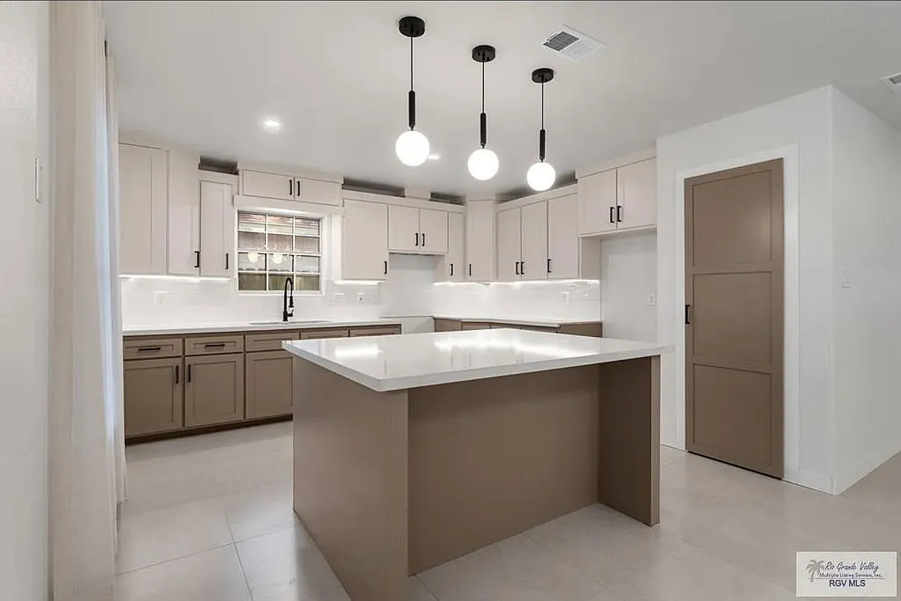 3 bed, 1276 sqft, $1,900 — Photo 2