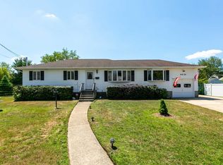 42 Bolton St, Lindenhurst, NY 11757