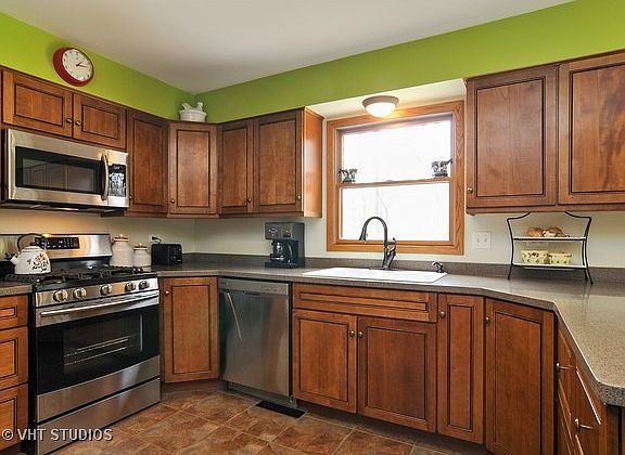 3rd image of 566 Sunnyside Ave