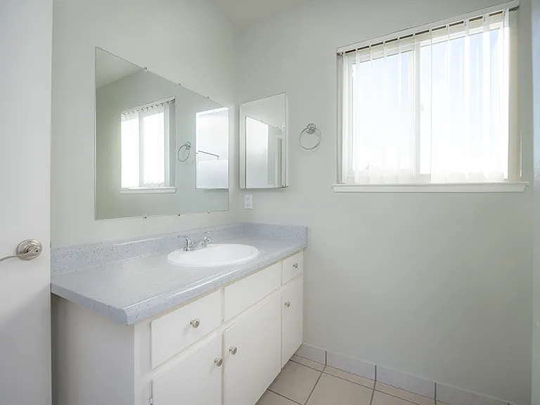 Oliva UNIT#26 bath (1) Oliva UNIT#26 bath (1)