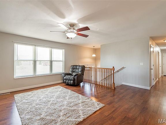 3rd image of 909 Schindler Rd