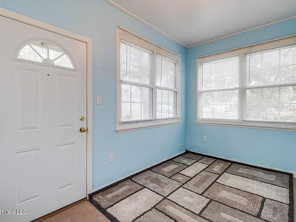 3rd image of 463 Oak Grove Ave