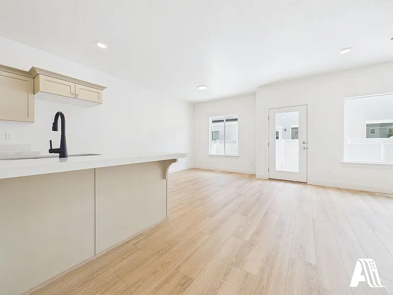 453 E 650 N — Photo 20