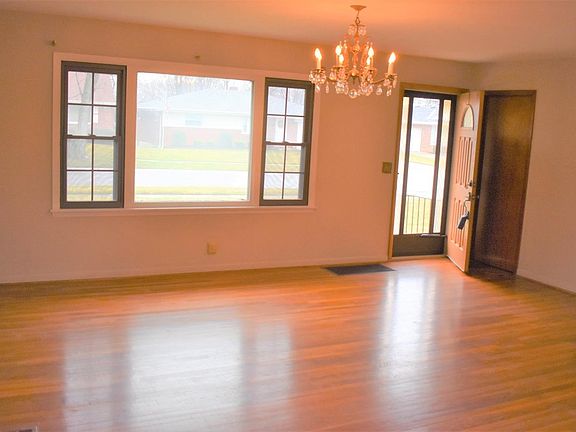 3rd image of 471 Sunland Dr