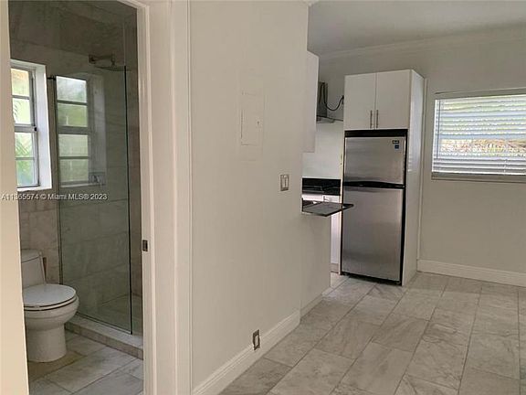 4th image of 928 Jefferson Ave #8