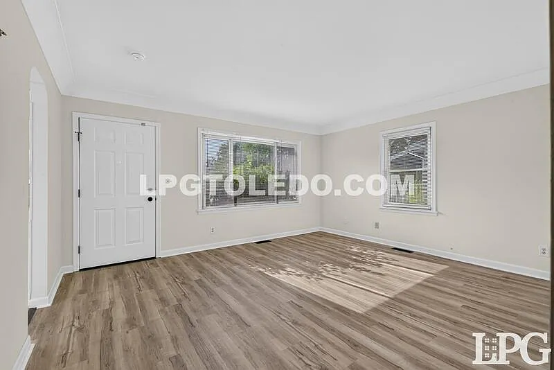 3 bed, 1.0 bath, 999 sqft, $1,225 — Photo 3