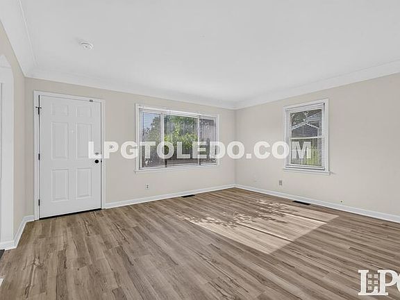 3rd image of 1525 Akron St