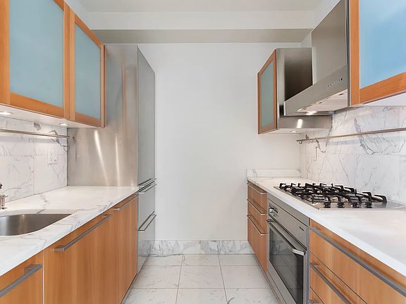 4th image of 25 Columbus Cir #57E