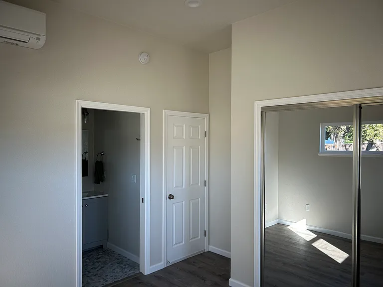 Bedroom 2 with ensuite bathroom (Bathroom 2)