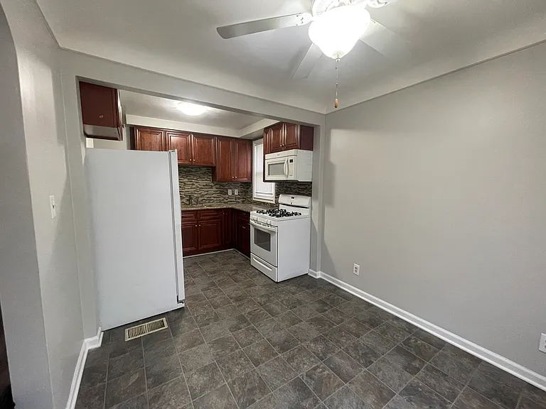 24621 Cherry St — Photo 7