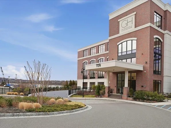 10 Shore Road #108, Glenwood Landing, NY 11547