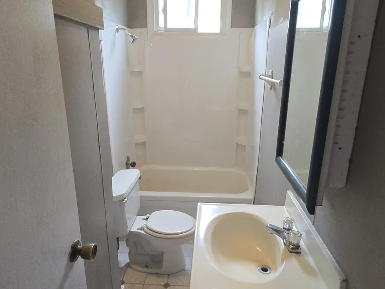 212 W Hospital Dr — Photo 9