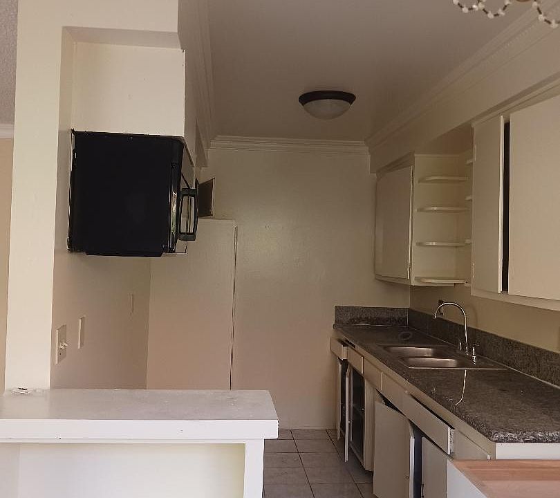 1st image of 389 N Oakland Ave APT 4