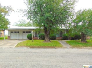 102 Rick Dr, Hallettsville, TX 77964