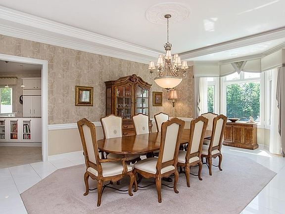 5th image of 211 Edgewater Dr
