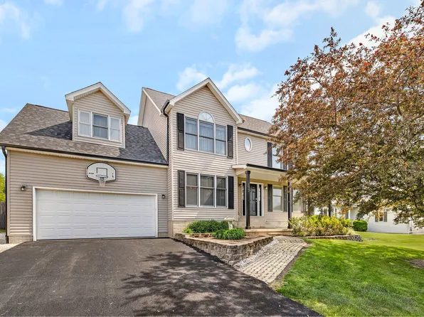 1622 Holiday Dr, Sandwich, IL 60548