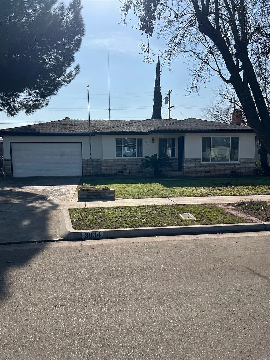 3934 E Sussex Way photo 1
