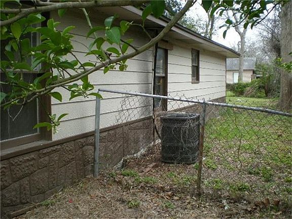 5th image of 319 E Adoue St