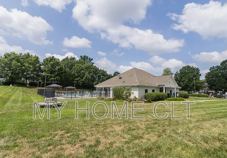10029 Dauphine Dr — Photo 41