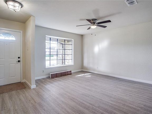 4th image of 712 Meadowcrest Dr