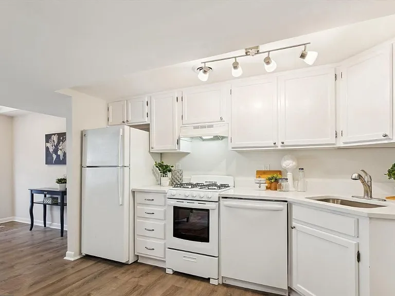 616 E St NE #B — Photo 11