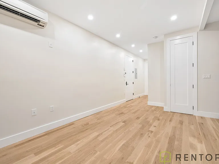 272 S 1st St #4C — Photo 2