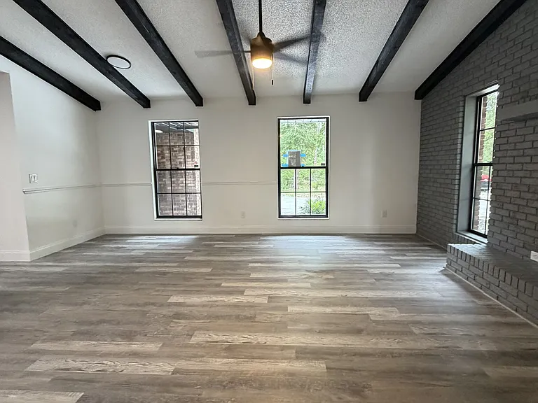 1095 E Graves Ave — Photo 6