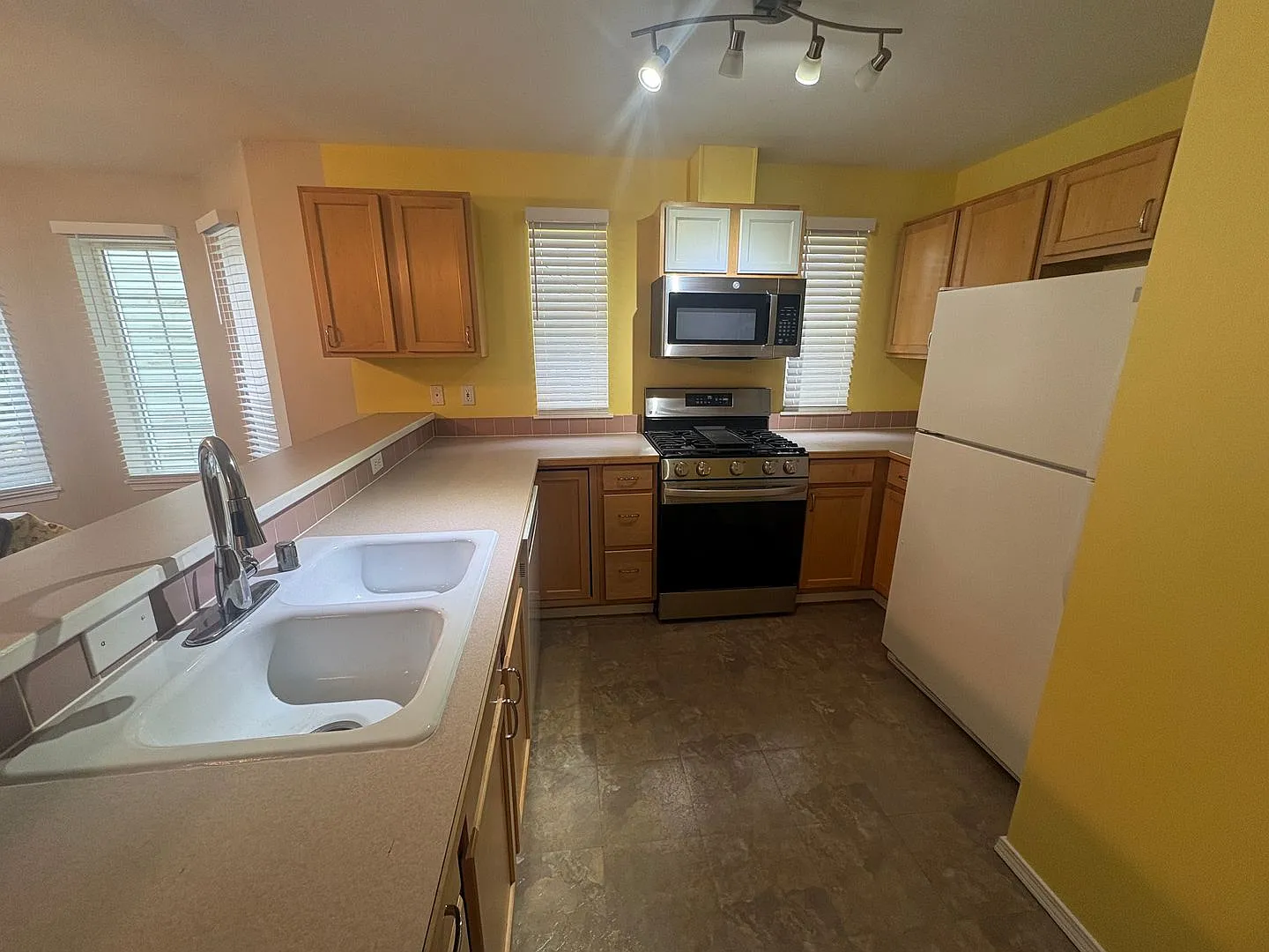 Bright, Spacious Townhome with Stylish Upgrades in Pinehurst/Roosevelt — Photo 4