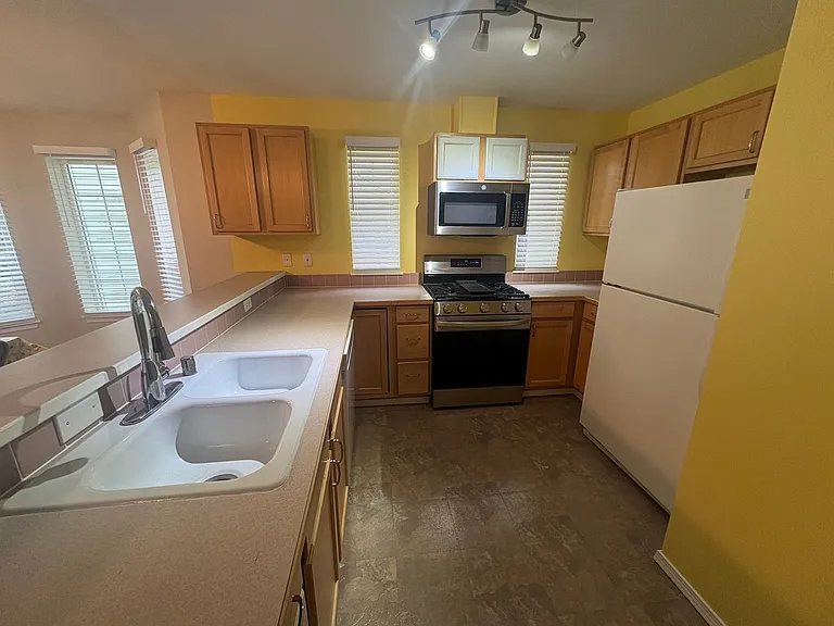 12549 Roosevelt Way NE #4 — Photo 4