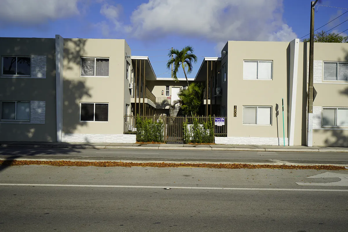 Building Photo - 1800 SW 22nd Ave