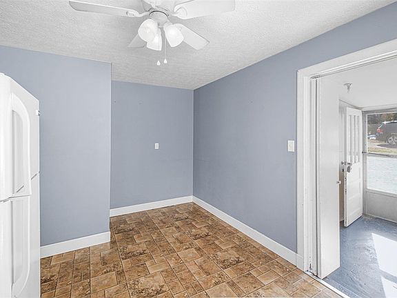 5th image of 313 Woodlawn Ave