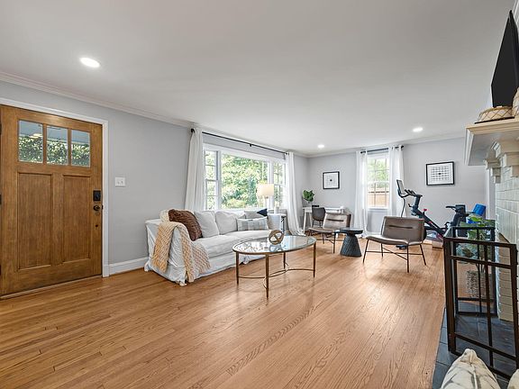 4th image of 1802 Pineview St