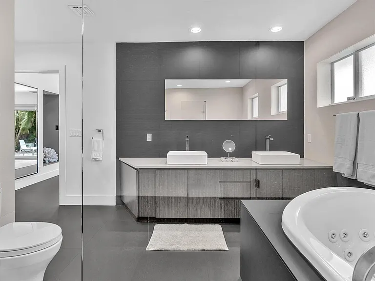 1640 NE 43rd St — Photo 51