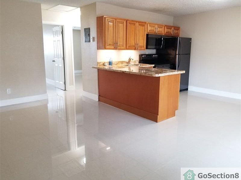 1st image of 160 NW 14th St APT 2