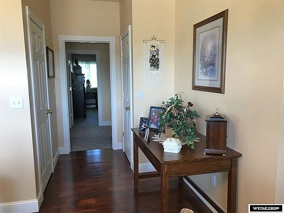 4th image of 512 N Pinnacle Dr