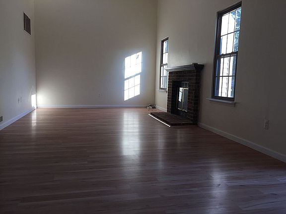 4th image of 96 Saint Anns Ct