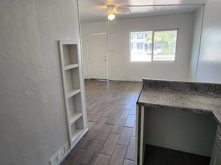 1643 W Mountain View Rd #7 — Photo 5