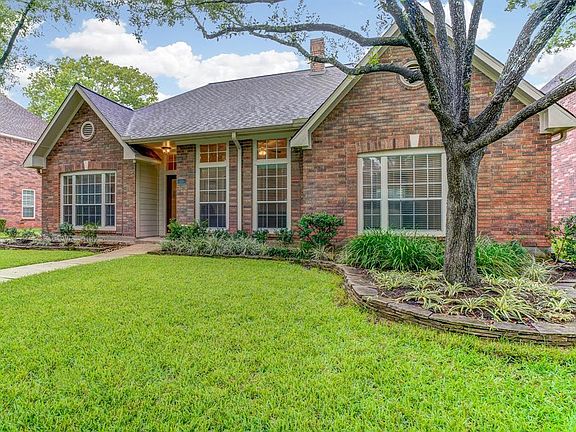 3rd image of 68 Bradford Cir