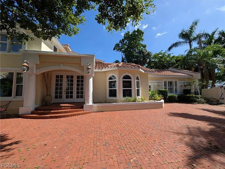 2878 Valencia Way — Photo 4