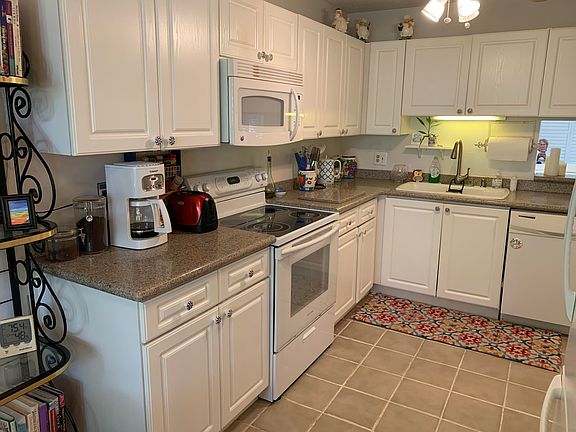 2nd image of 10058 Shadywood Pl
