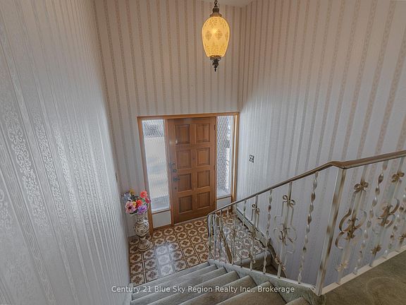 2nd image of 611 Douglas St