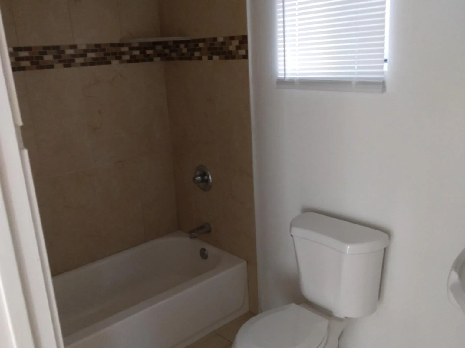 6 bed, 2.5 bath, 1500 sqft, $6,000 — Photo 4