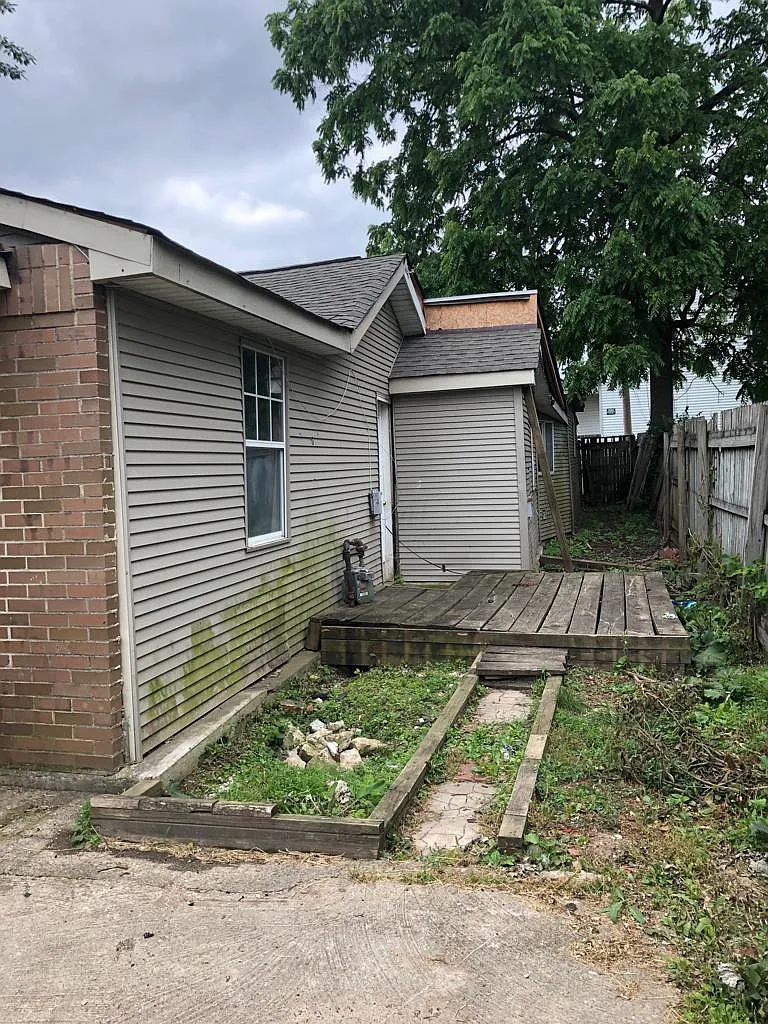 445 Helen St photo 1