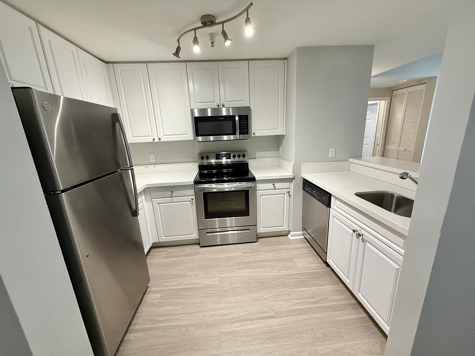 2 bed, 1020 sqft, $3,225 — Photo 3
