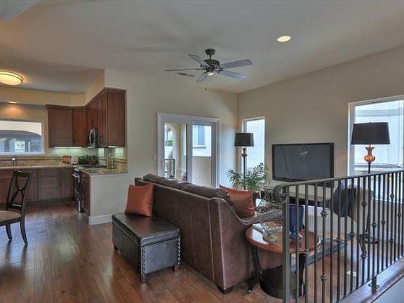 3rd image of 421 Willow Glen Way