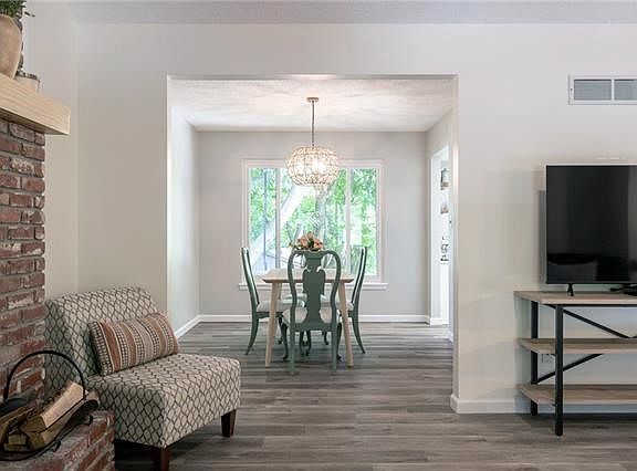 3rd image of 300 SE Williamsburg Dr