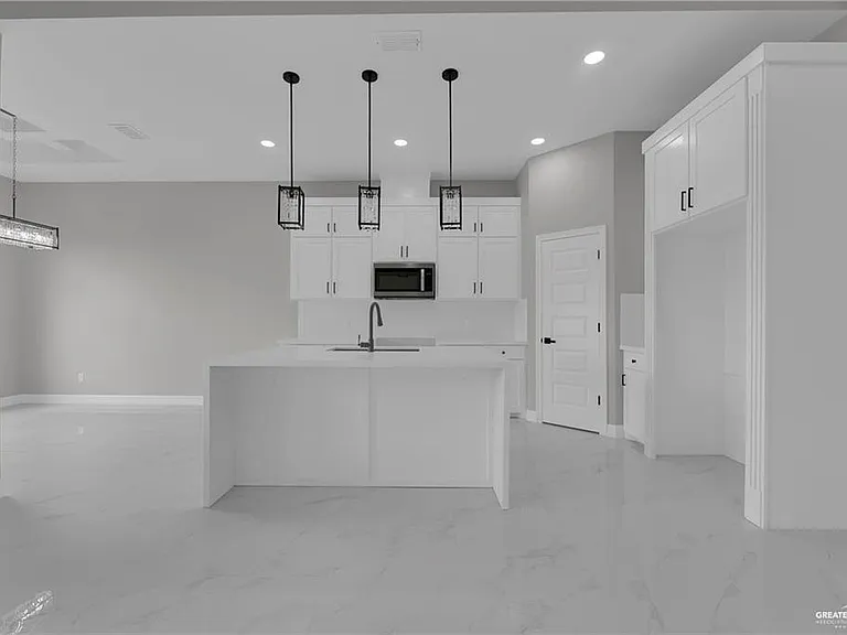 1305 W Oscar St — Photo 2