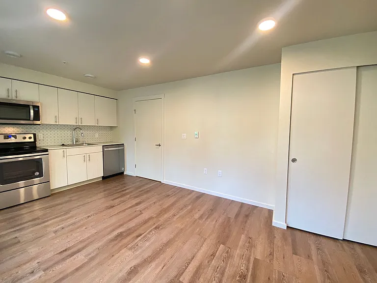 Plaza Apartments — Photo 152
