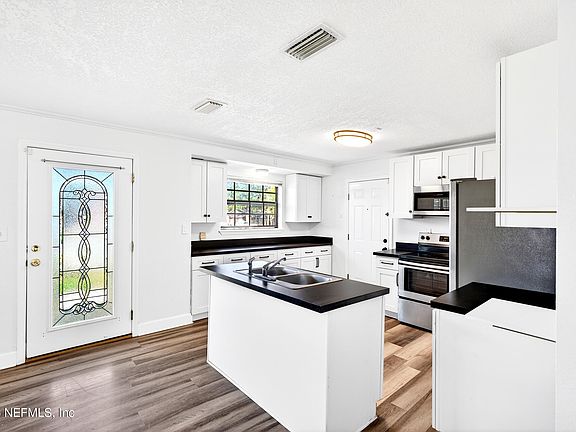 4th image of 666 EDGEWOOD Avenue W
